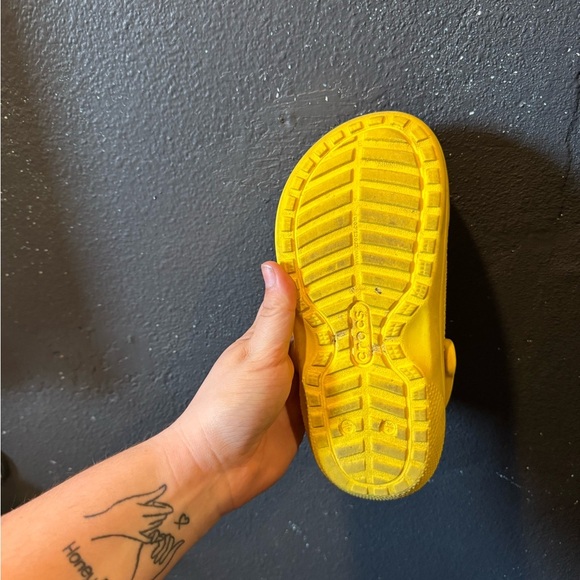 Crocs Yellow Casual Clogs with Fuzzy Liner Size 2 - Picture 4 of 10